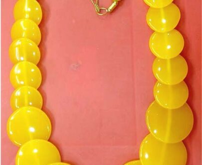 Trendy Resin Necklace in Yellow