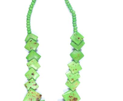 Trendy Resin Necklace in Green