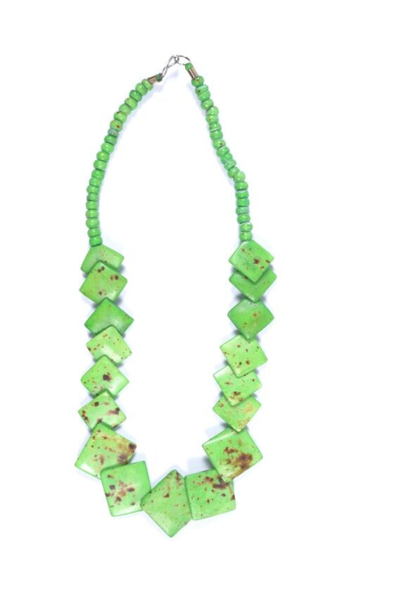 Trendy Resin Necklace in Green